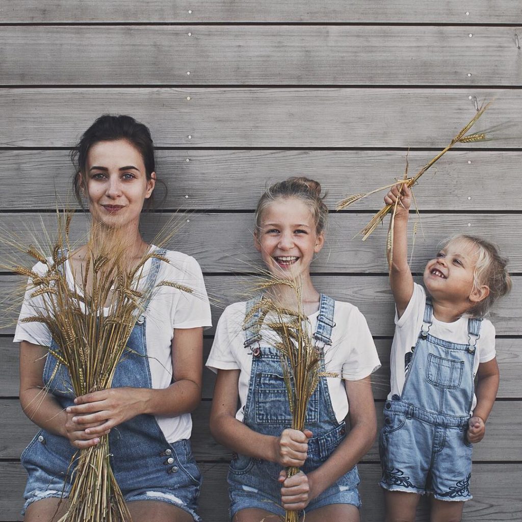 Блогер из Англии делает забавные снимки с дочерьми