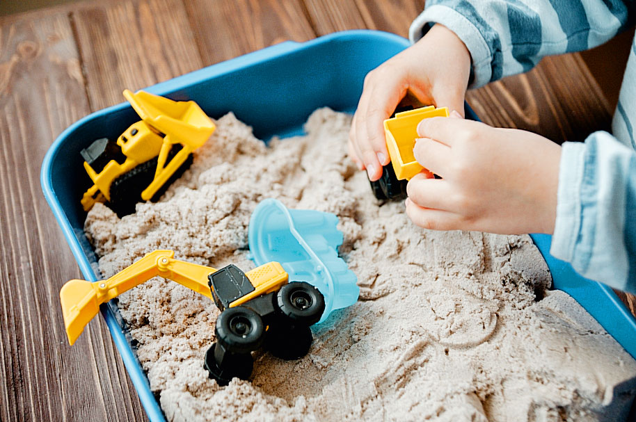 Песочная терапия: развивающие игры с песком для детей