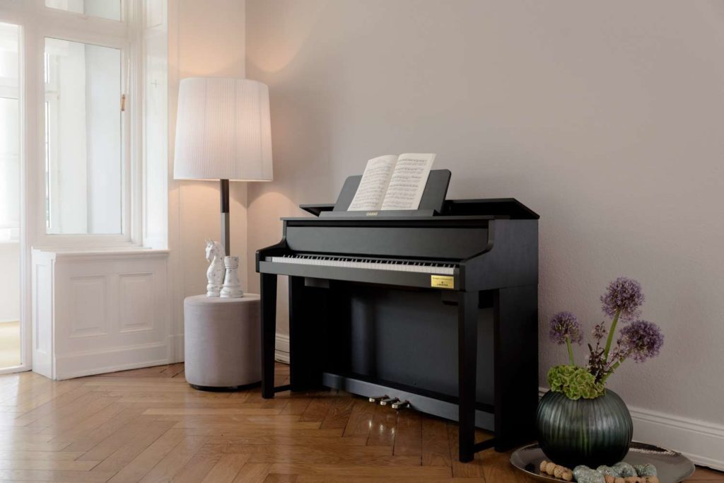 Как выбрать пианино в квартиру? Примеры оформления интерьера