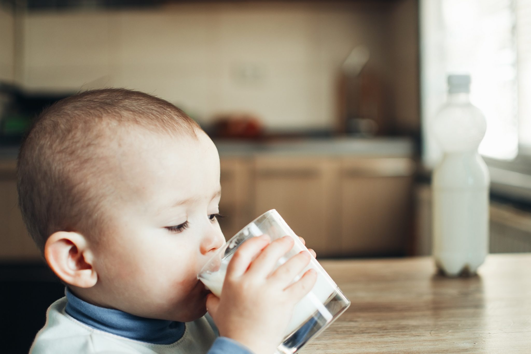 Симптомы аллергии на коровье молоко у грудничка. Ребенок с пищевой аллергией на молоко. Молоко для детей. Аллергия на молок детей. Аллергия на коровье молоко.