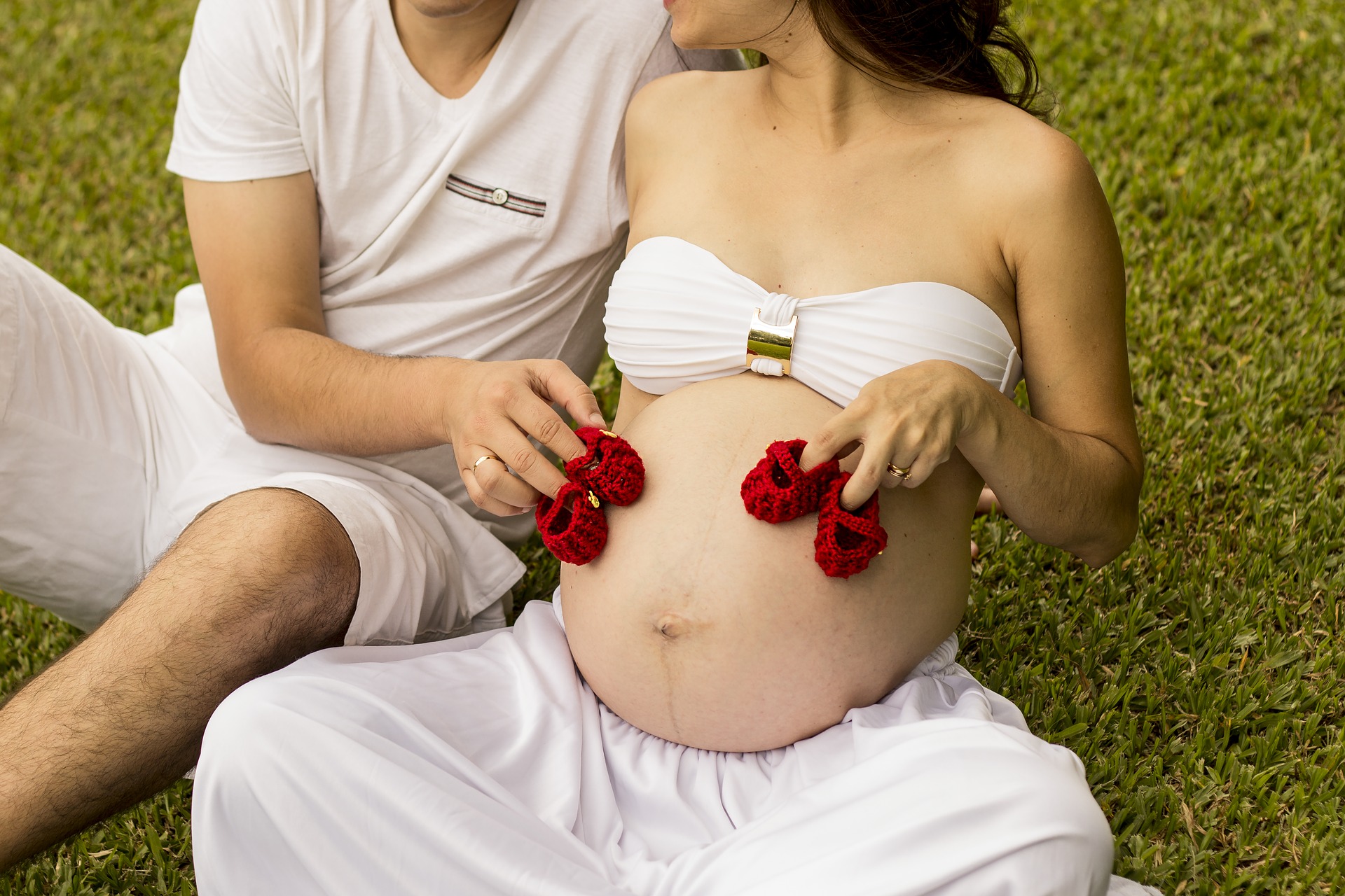 Беременная женщина с мужем фото