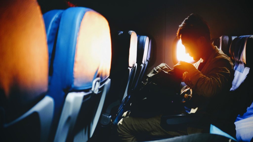 Как вести себя в самолете: 7 спорных ситуаций
