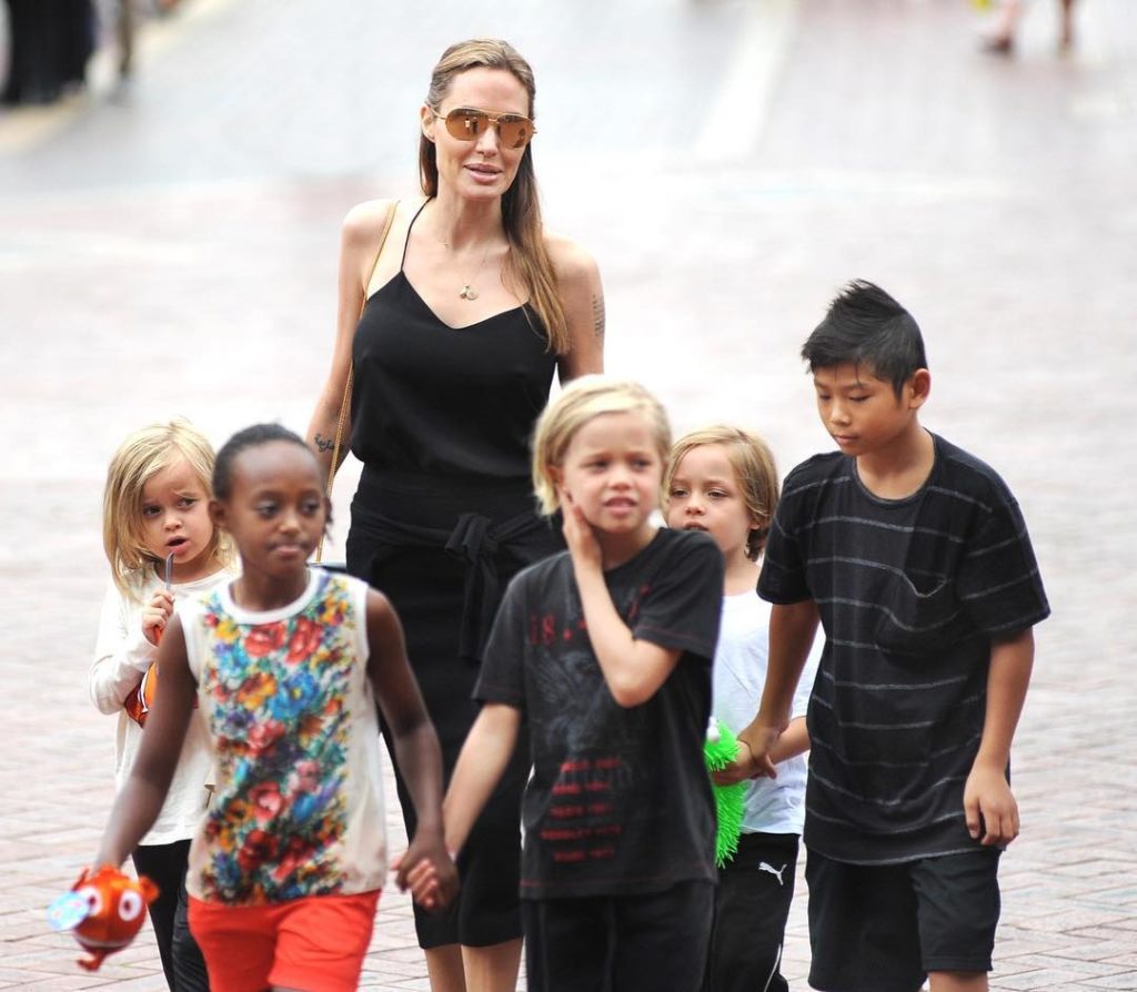 Анджелина Джоли в ярости: Брэд Питт лишает ее опеки над детьми