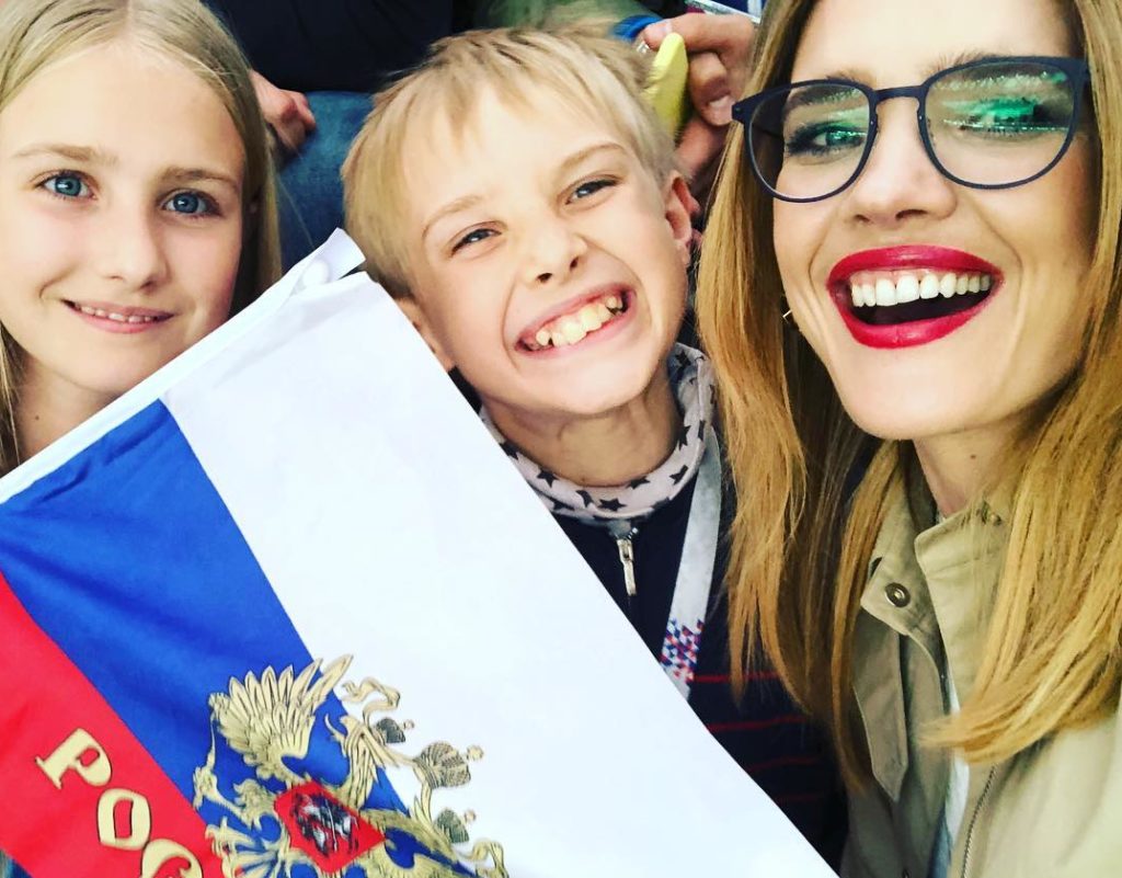 Страна ликует: как звезды отметили разгромную победу сборной России