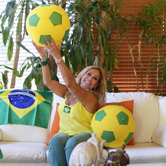 75-летняя актриса бразильских сериалов выглядит на 40. Как ей это удается?