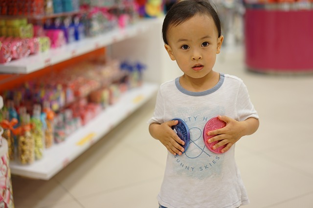 Детские истерики в магазине: 4 экстренных совета, что делать