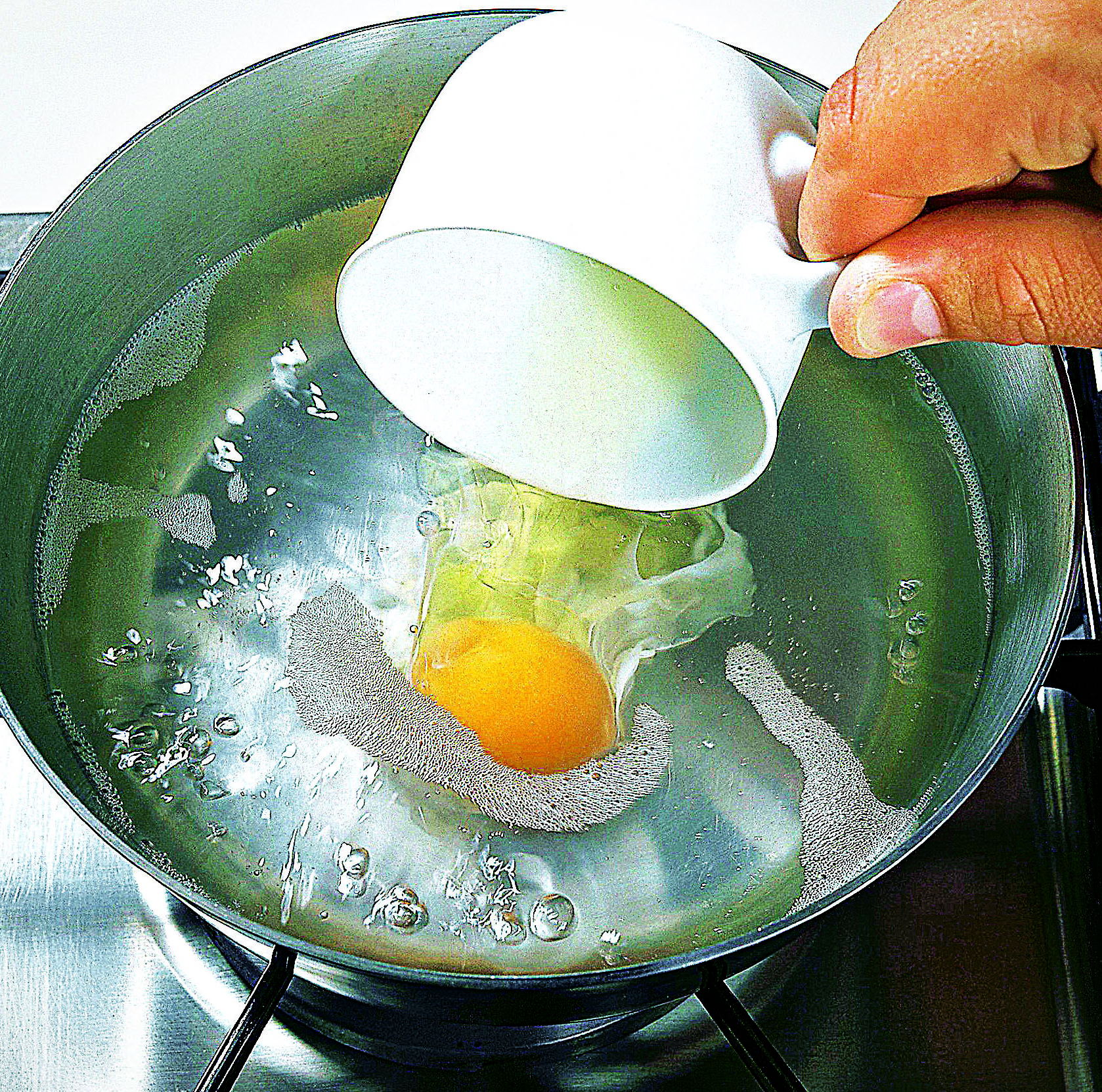 Яйца в кипяченой воде. Яйцо пашот в мешочке. Варка яиц пашот. Яйцо пашот в кипящую воду. Яйцо пашот в кастрюле.