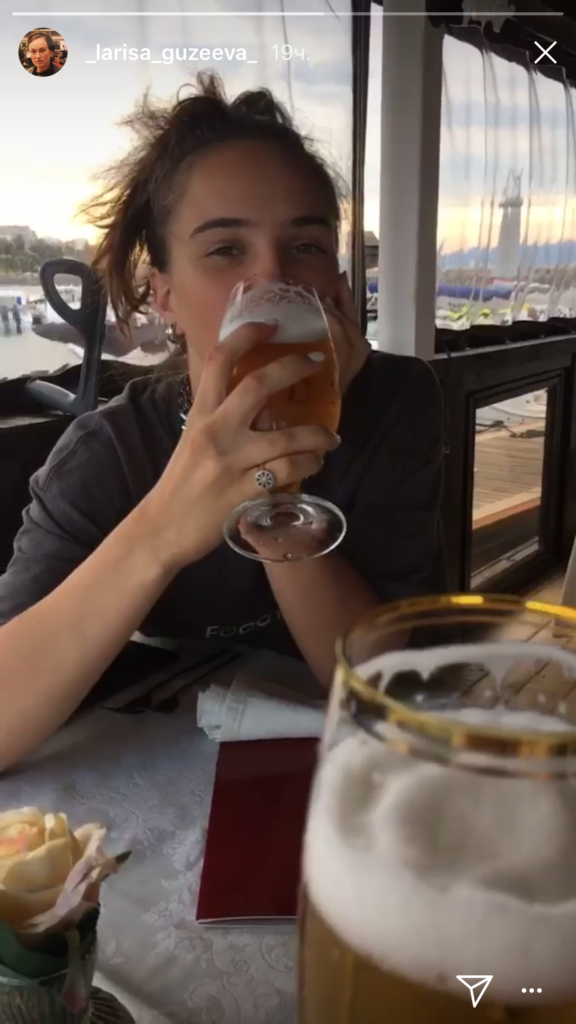 «Моя любимая девочка»: Лариса Гузеева пьет пиво в компании младшей дочери