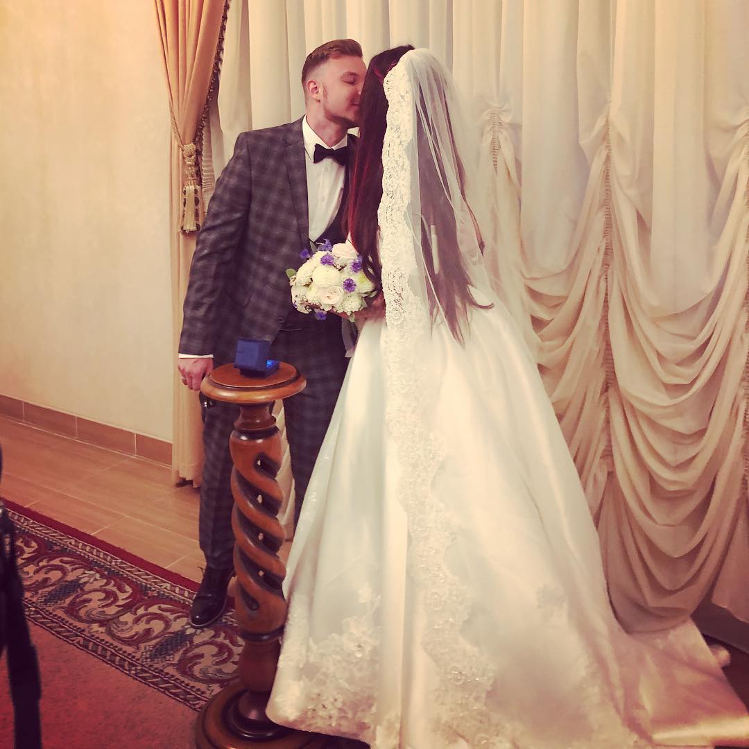 «Очки не мешают?»: в сети раскритиковали свадебные фото Бьянки